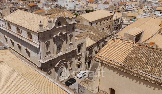 Casa indipendente in residenziale in 