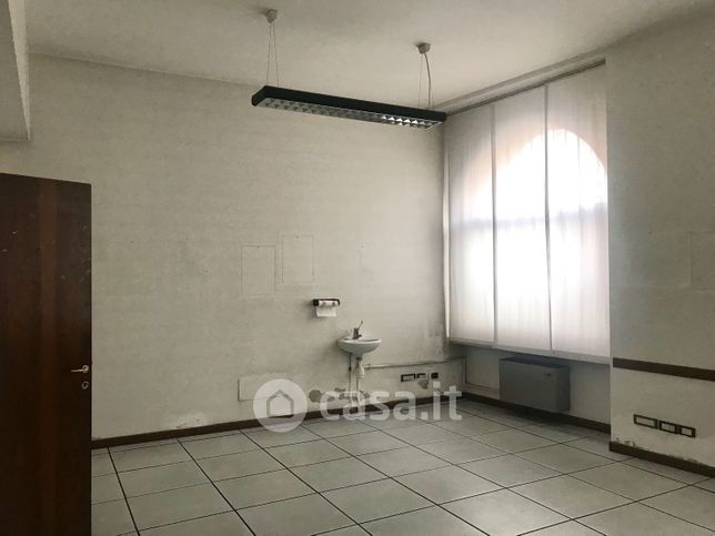 Ufficio in commerciale in Via Chiusure