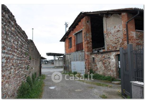 Capannone in commerciale in Via Luoghi 31