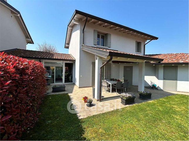 Villa in residenziale in Via Peressine 5