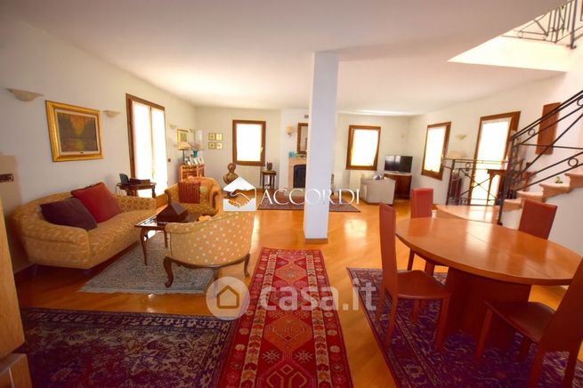 Casa indipendente in residenziale in