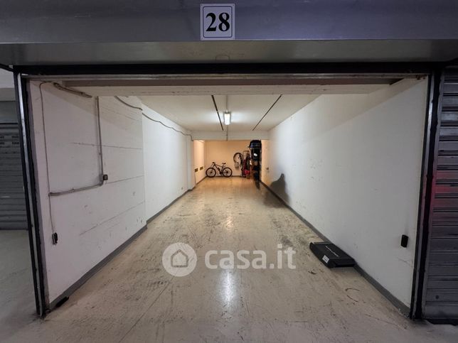 Box/posto auto in residenziale in Viale Gesuiti 10