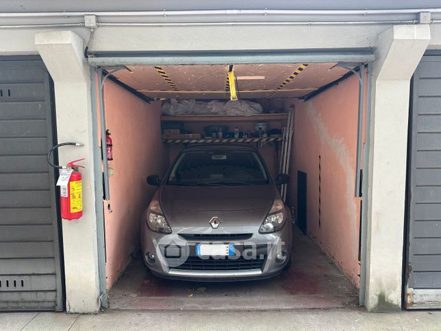 Box/posto auto in residenziale in Viale Puglie 21