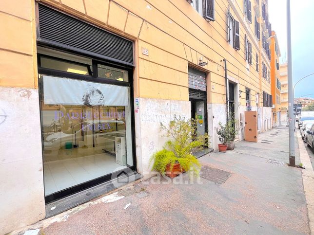 Negozio/locale commerciale in commerciale in Via Foligno