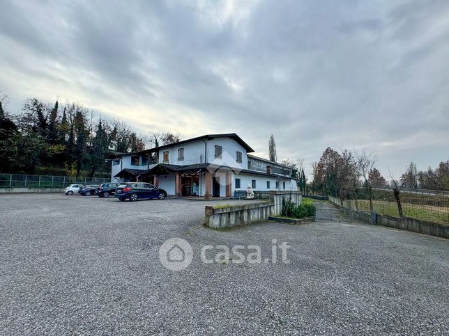 Capannone in commerciale in