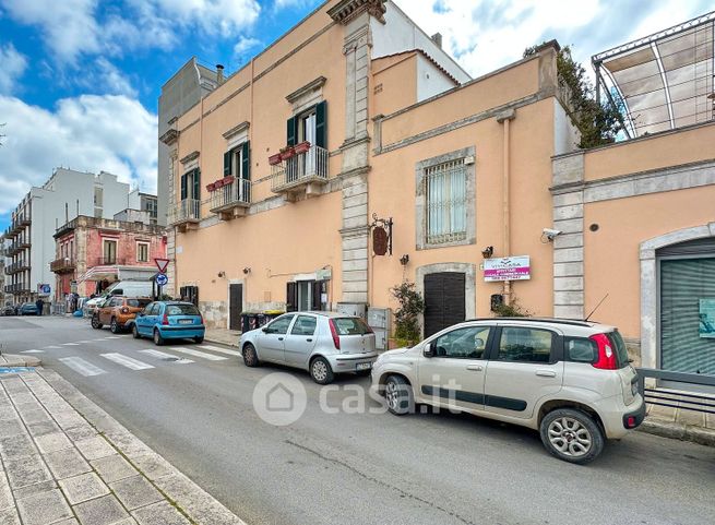 Attività/licenza (con o senza mura) in commerciale in Piazza Principe di Piemonte 2