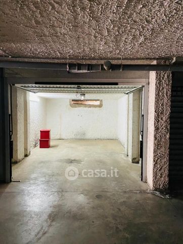 Box/posto auto in residenziale in Via Villanova 31