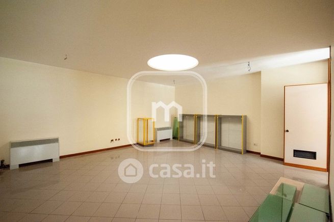 Ufficio in commerciale in Viale Antonio Ciamarra
