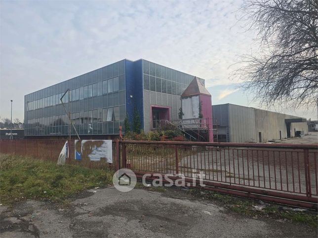 Capannone in commerciale in 