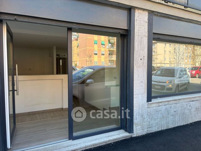 Negozio/locale commerciale in commerciale in Via Capo Passero