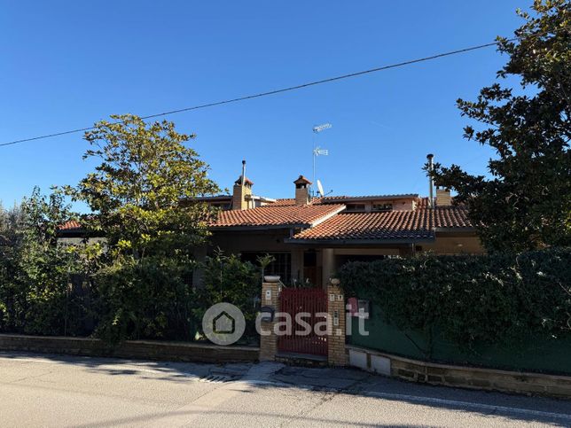Casa bi/trifamiliare in residenziale in Strada del Borghetto