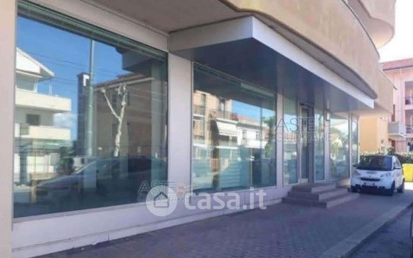 Negozio/locale commerciale in commerciale in Via Benedetto Croce 368