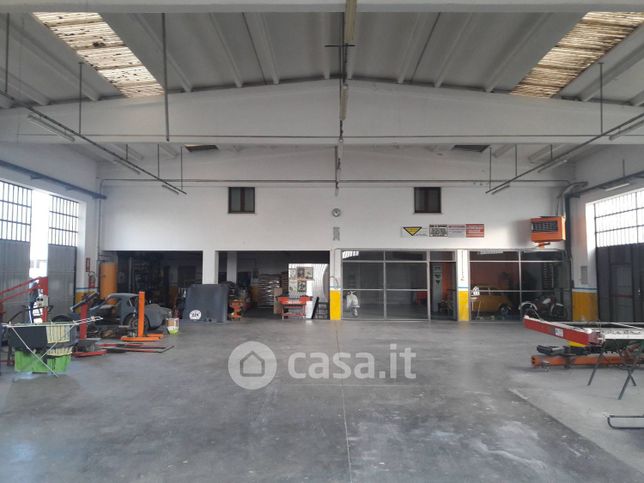 Capannone in commerciale in Via A. Volta 38