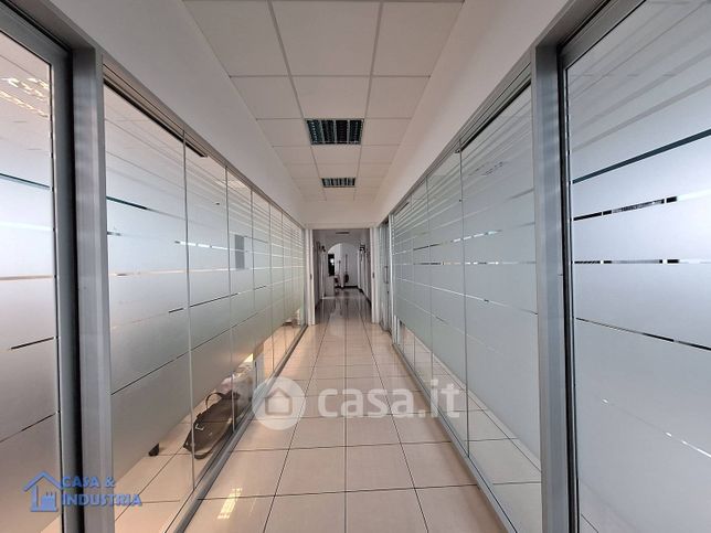 Ufficio in commerciale in Via Italia