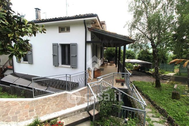 Casa bi/trifamiliare in residenziale in Via Montefiascone 56