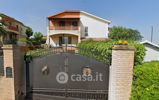 Casa indipendente in residenziale in Via degli Oleandri 14