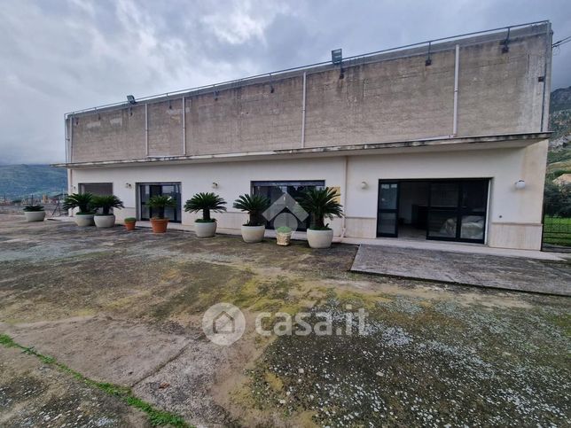 Capannone in commerciale in Via B. Cellini 9