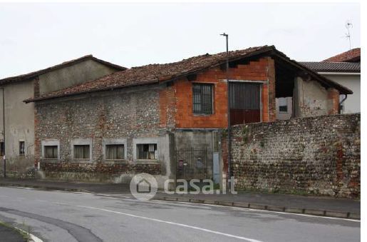 Capannone in commerciale in Via Luoghi 31