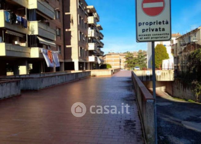 Garage/posto auto in residenziale in Via Senese