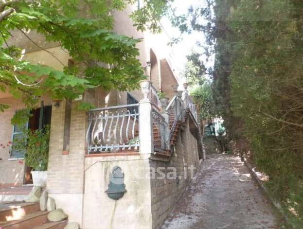 Casa indipendente in residenziale in Via Dante Alighieri