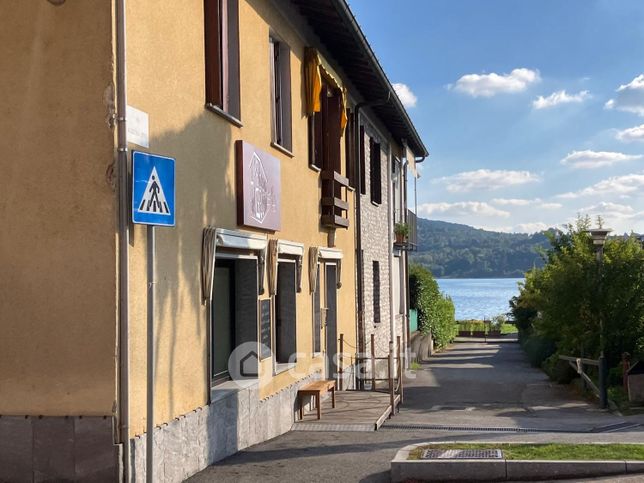 Attività/licenza (con o senza mura) in commerciale in Via Agostino Binda 11