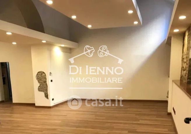 Capannone in commerciale in 