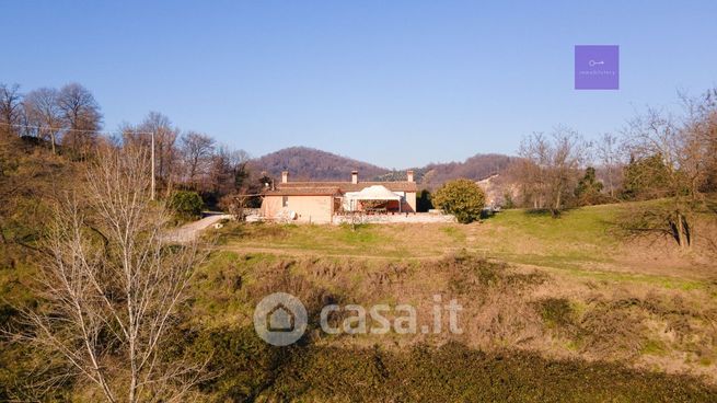 Casa indipendente in residenziale in 