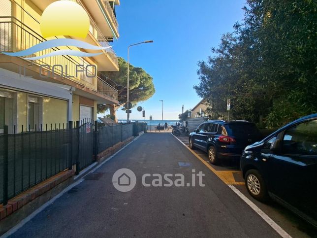 Box/posto auto in residenziale in Via Elba 1