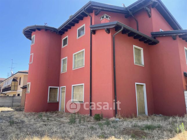 Casa bi/trifamiliare in residenziale in
