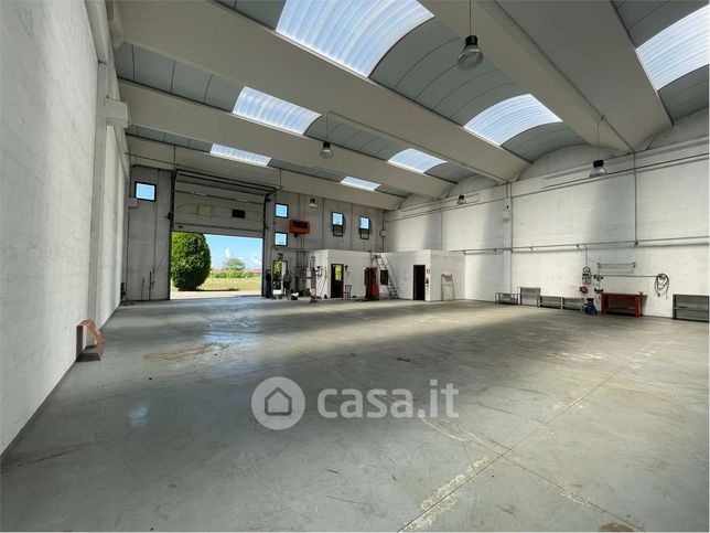 Capannone in commerciale in 