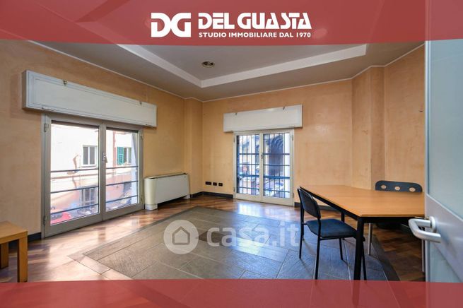 Ufficio in commerciale in Via San Bartolomeo del Fossato 10 r