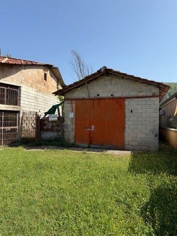 Capannone in commerciale in