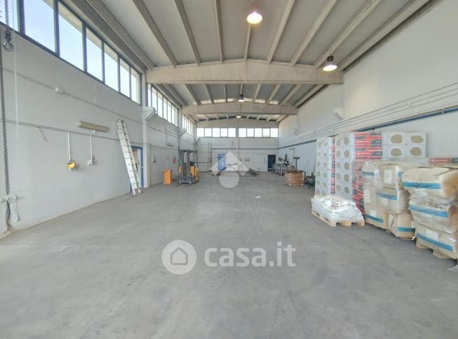Capannone in commerciale in Via Amendola 10