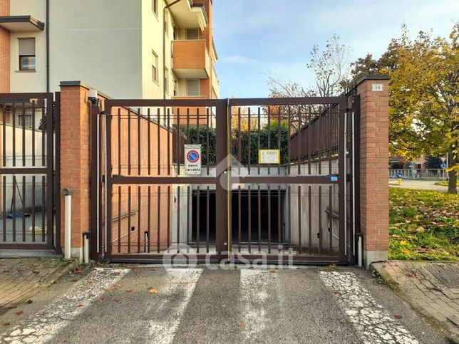 Box/posto auto in residenziale in Via Anna Frank 10