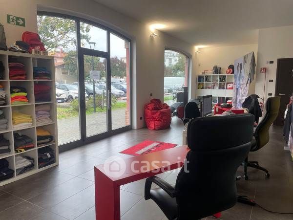 Ufficio in commerciale in 
