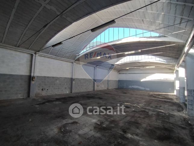 Capannone in commerciale in 