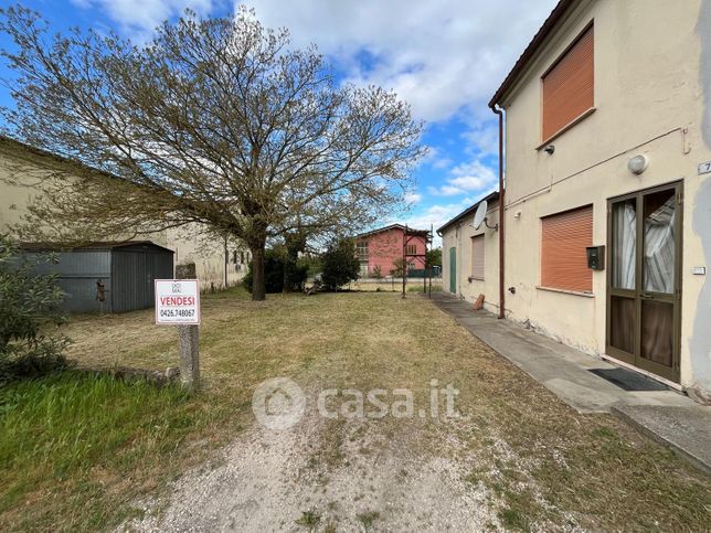 Casa indipendente in residenziale in Via Roma 5