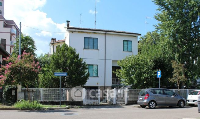 Casa indipendente in residenziale in Viale Giacomo Manzoni