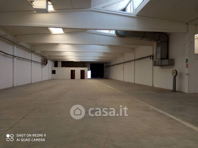 Capannone in commerciale in Via Alcide de Gasperi 28