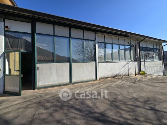 Capannone in commerciale in Viale Divisione Julia 33