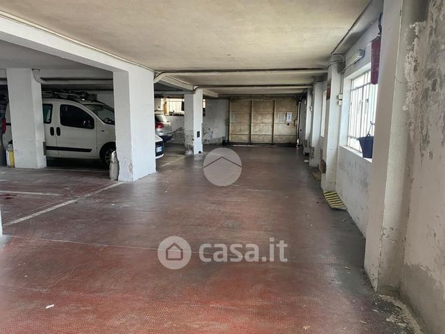 Box/posto auto in residenziale in Salita di San Barnaba 28