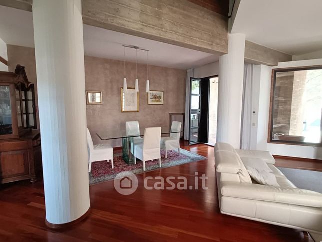 Casa indipendente in residenziale in 
