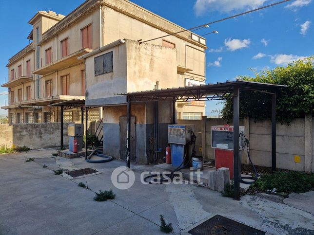 Attività/licenza (con o senza mura) in commerciale in Via Eloro 70