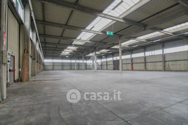 Capannone in commerciale in Via Ghiarola Nuova