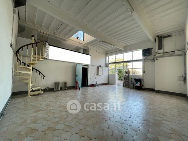 Capannone in commerciale in 