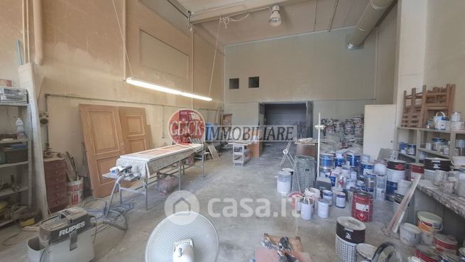 Capannone in commerciale in