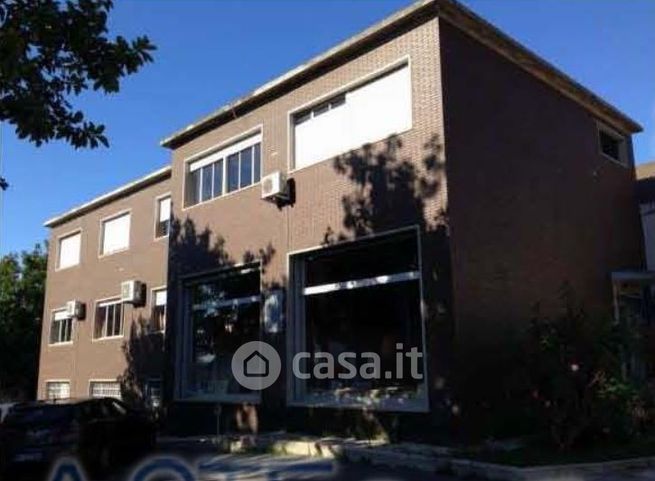 Capannone in commerciale in Via del Commercio 29