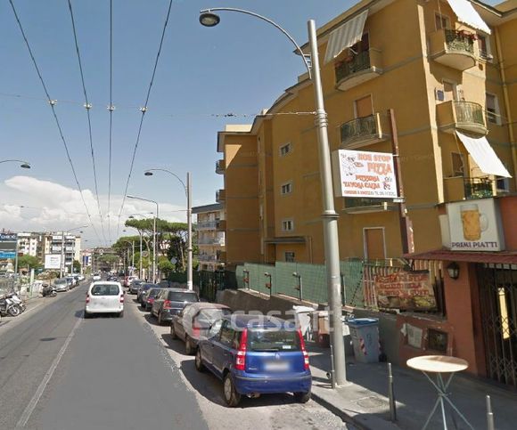 Negozio/locale commerciale in commerciale in Viale Colli Aminei
