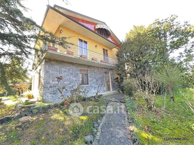 Casa bi/trifamiliare in residenziale in Strada Pedemontana Est 11
