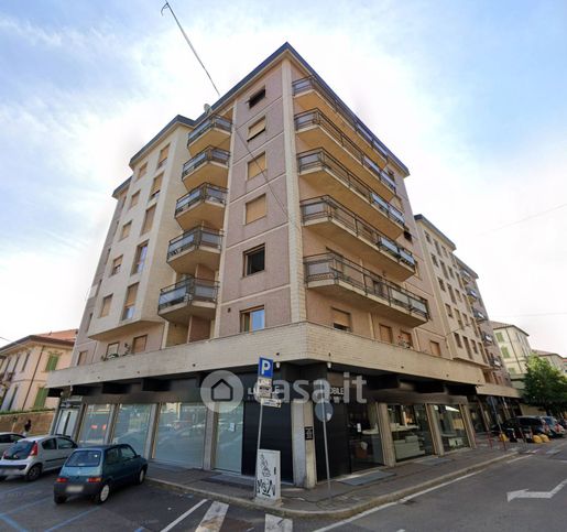 Box/posto auto in residenziale in Via Ernesto Cairoli 20